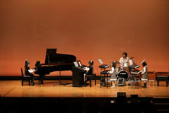 杉本薫音楽教室　発表会のようす　ピアノ、キーボード、エレクトーン、ドラムのアンサンブル
